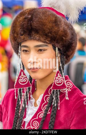 Porträt einer kirgisischen Frau in traditioneller Volkskleidung in Osch, Kirgisistan Stockfoto