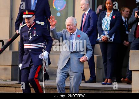 König Charles III. Vor der Leeds Central Library & Art Gallery während seines ersten Besuchs in Yorkshire als König. Stockfoto