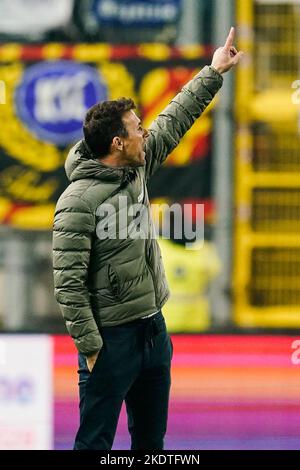 Kaiserslautern, Deutschland. 08.. November 2022. Fußball: 2. Bundesliga, 1. FC Kaiserslautern - Karlsruher SC, Matchday 16, Fritz-Walter-Stadion. Karlsruher Trainer Christian Eichner zeigt sich. Quelle: Uwe Anspach/dpa - WICHTIGER HINWEIS: Gemäß den Anforderungen der DFL Deutsche Fußball Liga und des DFB Deutscher Fußball-Bund ist es untersagt, im Stadion und/oder vom Spiel aufgenommene Fotos in Form von Sequenzbildern und/oder videoähnlichen Fotoserien zu verwenden oder zu verwenden./dpa/Alamy Live News Stockfoto