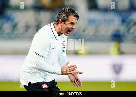 Kaiserslautern, Deutschland. 08.. November 2022. Fußball: 2. Bundesliga, 1. FC Kaiserslautern - Karlsruher SC, Matchday 16, Fritz-Walter-Stadion. Kaiserslauterns Trainer Dirk Schuster zeigt Gesten. Quelle: Uwe Anspach/dpa - WICHTIGER HINWEIS: Gemäß den Anforderungen der DFL Deutsche Fußball Liga und des DFB Deutscher Fußball-Bund ist es untersagt, im Stadion und/oder vom Spiel aufgenommene Fotos in Form von Sequenzbildern und/oder videoähnlichen Fotoserien zu verwenden oder zu verwenden./dpa/Alamy Live News Stockfoto