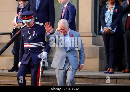 König Charles III. Vor der Leeds Central Library & Art Gallery während seines ersten Besuchs in Yorkshire als König. Stockfoto