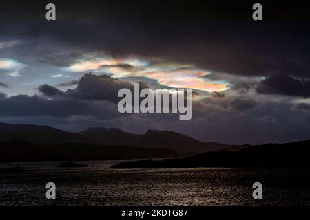 Nakreöse Wolken über dem frühen Morgenhimmel vor Westnorwegen, Skandinavien Stockfoto