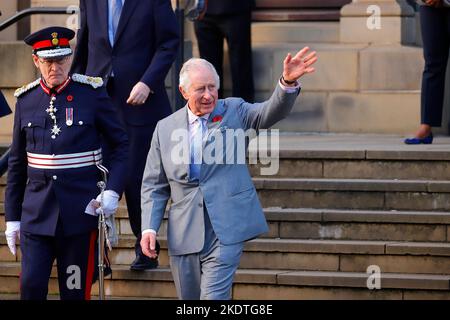 König Charles III. Vor der Leeds Central Library & Art Gallery während seines ersten Besuchs in Yorkshire als König. Stockfoto