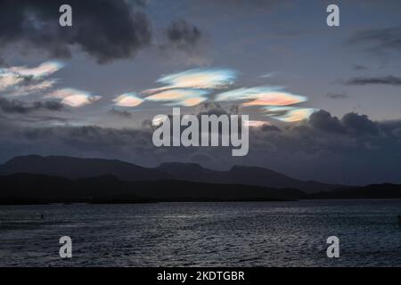 Nakreöse Wolken über dem frühen Morgenhimmel vor Westnorwegen, Skandinavien Stockfoto