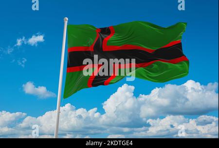 Flagge der baltischen Finnen Karelier bei bewölktem Himmel im Hintergrund, Panoramablick. Flagge, die ethnische Gruppe oder Kultur repräsentiert, regionale Behörden. Kopierraum f Stockfoto