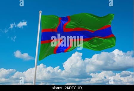 Flagge der baltischen Finnen Ludic Karelians bei bewölktem Himmel im Hintergrund, Panoramablick. Flagge, die ethnische Gruppe oder Kultur repräsentiert, regionale Behörden. Kopie en Stockfoto