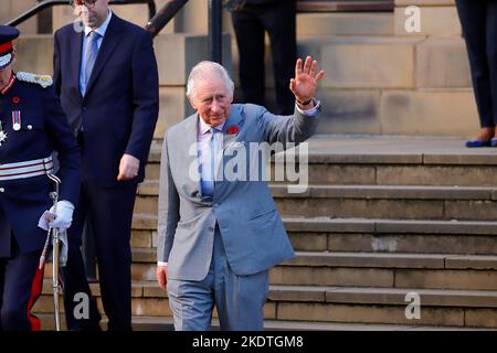 König Charles III. Vor der Leeds Central Library & Art Gallery während seines ersten Besuchs in Yorkshire als König. Stockfoto