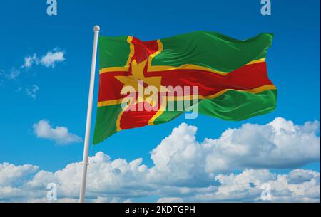 Flagge der baltischen Finnen Tver Karelians bei bewölktem Himmel, Panoramablick. Flagge, die ethnische Gruppe oder Kultur repräsentiert, regionale Behörden. Kopie sp Stockfoto