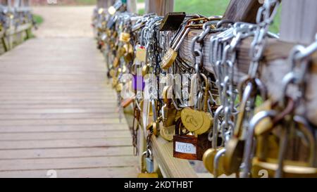 Hochzeitsschloss im weichen Fokus als Symbol für Liebe, Zärtlichkeit, Romantik, Ewigkeit und endlose Liebe für Verliebte. Vorhängeschlösser sind an den Geländern von Th befestigt Stockfoto
