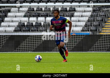 Swansea, Wales. 8. November 2022. Trent Rendall von Queens Park Rangers in Aktion während des Spiels der Professional Development League zwischen Swansea City unter 21 und Queens Park Rangers unter 21 Jahren im Swansea.com Stadium in Swansea, Wales, Großbritannien am 8. November 2022. Quelle: Duncan Thomas/Majestic Media/Alamy Live News. Stockfoto