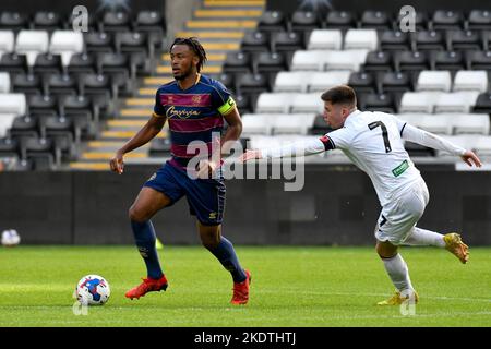 Swansea, Wales. 8. November 2022. Trent Rendall von Queens Park Rangers in Aktion während des Spiels der Professional Development League zwischen Swansea City unter 21 und Queens Park Rangers unter 21 Jahren im Swansea.com Stadium in Swansea, Wales, Großbritannien am 8. November 2022. Quelle: Duncan Thomas/Majestic Media/Alamy Live News. Stockfoto