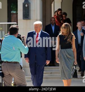 Palm Beach, Usa. 08.. November 2022. Der ehemalige Präsident der Vereinigten Staaten, Donald Trump, und die ehemalige First Lady der Vereinigten Staaten, Melania Trump, gehen zu ihrem Auto, nachdem sie am Dienstag, den 8. November, im Morton and Barbara Mandel Recreation Center, Palm Beach, Florida, gewählt haben. 2022. Foto von Gary i Rothstein/UPI Credit: UPI/Alamy Live News Stockfoto