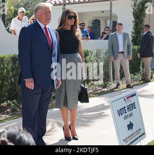 Palm Beach, Usa. 08.. November 2022. Der ehemalige Präsident der Vereinigten Staaten, Donald Trump, und die ehemalige First Lady der Vereinigten Staaten, Melania Trump, sprechen nach der Abstimmung im Morton and Barbara Mandel Recreation Center, Palm Beach, Florida, am Dienstag, den 8. November, 2022. Foto von Gary i Rothstein/UPI Credit: UPI/Alamy Live News Stockfoto