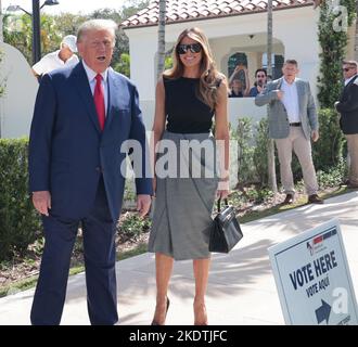 Palm Beach, Usa. 08.. November 2022. Der ehemalige Präsident der Vereinigten Staaten, Donald Trump, und die ehemalige First Lady der Vereinigten Staaten, Melania Trump, sprechen nach der Abstimmung im Morton and Barbara Mandel Recreation Center, Palm Beach, Florida, am Dienstag, den 8. November, 2022. Foto von Gary i Rothstein/UPI Credit: UPI/Alamy Live News Stockfoto