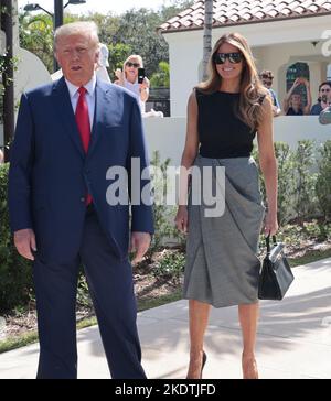 Palm Beach, Usa. 08.. November 2022. Der ehemalige Präsident der Vereinigten Staaten, Donald Trump, und die ehemalige First Lady der Vereinigten Staaten, Melania Trump, sprechen nach der Abstimmung im Morton and Barbara Mandel Recreation Center, Palm Beach, Florida, am Dienstag, den 8. November, 2022. Foto von Gary i Rothstein/UPI Credit: UPI/Alamy Live News Stockfoto