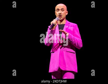 Komiker Rob Madge in pinkem Anzug, der während des Edinburgh Festival Fringe, Schottland, Großbritannien, auf der Bühne auftrat Stockfoto