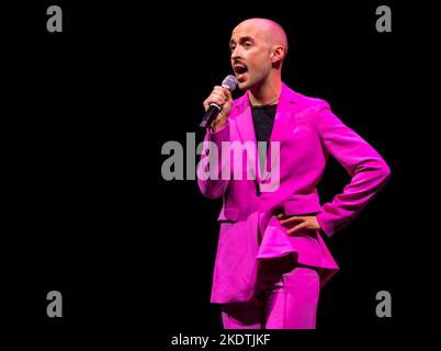 Komiker Rob Madge in pinkem Anzug, der während des Edinburgh Festival Fringe, Schottland, Großbritannien, auf der Bühne auftrat Stockfoto