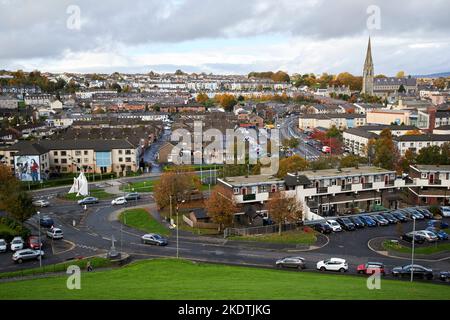 Blick über die Stadt und bogside von derry von den Mauern von derry londonderry Nordirland großbritannien Stockfoto