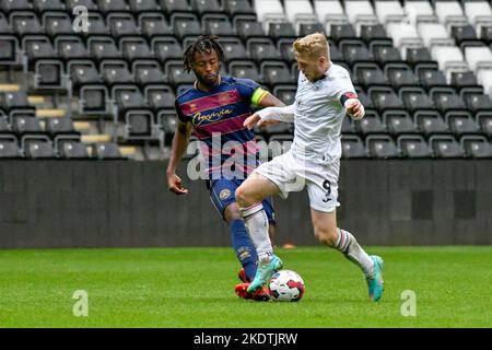 Swansea, Wales. 8. November 2022. Josh Thomas von Swansea City kämpft während des Spiels der Professional Development League zwischen Swansea City unter 21 und den Queens Park Rangers unter 21 im Swansea.com Stadium in Swansea, Wales, Großbritannien, am 8. November 2022 um den Besitz mit Trent Rendall von den Queens Park Rangers. Quelle: Duncan Thomas/Majestic Media/Alamy Live News. Stockfoto