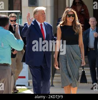 Palm Beach, Usa. 08.. November 2022. Der ehemalige Präsident der Vereinigten Staaten, Donald Trump, und die ehemalige First Lady der Vereinigten Staaten, Melania Trump, winkt nach der Abstimmung im Morton and Barbara Mandel Recreation Center, Palm Beach, Florida, am Dienstag, den 8. November, 2022. Foto von Gary i Rothstein/UPI Credit: UPI/Alamy Live News Stockfoto