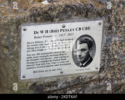 Inschrift zu Ehren von Dr. Bill Penley auf einer Gedenkstätte für die Radarentwicklung von WW2 am St. Aldhelm’s Head, Worth Matravers, Dorset, Großbritannien, Januar. Stockfoto