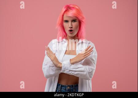 Entschlossene Frau, die in geschlossener Pose vor der Kamera steht Stockfoto