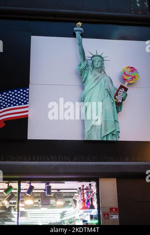 London, Großbritannien - 6. November 2022: Candy World-Ladenschild an der geschäftigen Einkaufsstraße von Oxford. Stockfoto