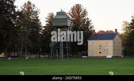 Eastern Fire Control Tower im Fort Mott State Park, Blick auf Sonnenuntergang, Pennsville Township, NJ, USA Stockfoto