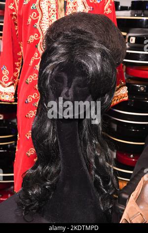 New York, USA. 08.. November 2022. Amy Winehouse's 2008 Grammy's 'Rehab' Performance-Worn Beehive Hair Topper - mit NFT, Schätzung $10.000 - $20.000 wird vor der Auktion am 8. November 2022 auf dem Hard Rock Cafe Times Square in New York, NY, vorgestellt. (Foto von Efren Landaos/Sipa USA) Quelle: SIPA USA/Alamy Live News Stockfoto