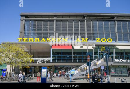 Terrassen am Zoo, McDonald´s, Bahnhof Zoo, Charlottenburg, Berlin, Deutschland Stockfoto
