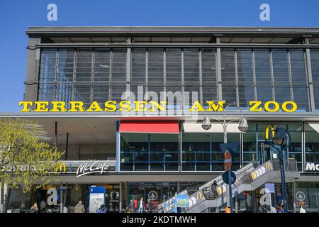 Terrassen am Zoo, McDonald´s, Bahnhof Zoo, Charlottenburg, Berlin, Deutschland Stockfoto
