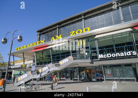 Terrassen am Zoo, McDonald´s, Bahnhof Zoo, Charlottenburg, Berlin, Deutschland Stockfoto
