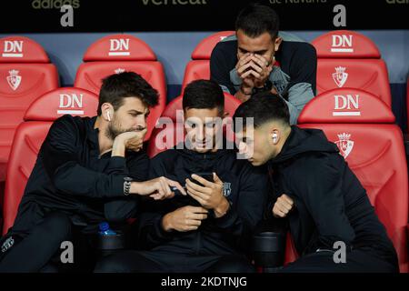 Pamplona, Spanien. 8.. November 2022. Fußball/Fußball. Gerard Piqué (links) mit Ferrán Torres (Mitte), Pedri (rechts) und Eric Garcia (oben), der in den Momenten vor seinem letzten Spiel als FC Barcelona-Spieler gegen Osasuna mit einem Smartphone auf der Bank im El Sadar-Stadion spielte. Kredit: Iñigo Alzugaray/Alamy Live Nachrichten Stockfoto