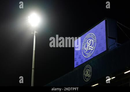 Ein allgemeiner Blick ins Stadion vor dem Sky Bet Championship-Spiel in der Loftus Road, London. Bilddatum: Dienstag, 8. November 2022. Stockfoto