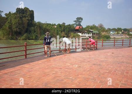 Einheimische Angeln im Fluss in Ayutthaya Thailand Stockfoto