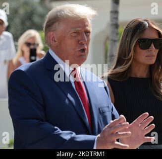 Palm Beach, Usa. 08.. November 2022. Der ehemalige Präsident der Vereinigten Staaten, Donald Trump, und die ehemalige First Lady der Vereinigten Staaten, Melania Trump, sprechen nach der Abstimmung im Morton and Barbara Mandel Recreation Center, Palm Beach, Florida, am Dienstag, den 8. November, 2022. Foto von Gary i Rothstein/UPI Credit: UPI/Alamy Live News Stockfoto