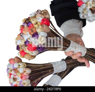 Gefälschte Blumen aus Papier und Stoff. Einrichtung für Hochzeiten und Beerdigungen. Stockfoto