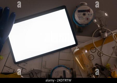 Tablet-Computer mit Architektur- und Konstruktionswerkzeugen und Bauplänen. Stockfoto