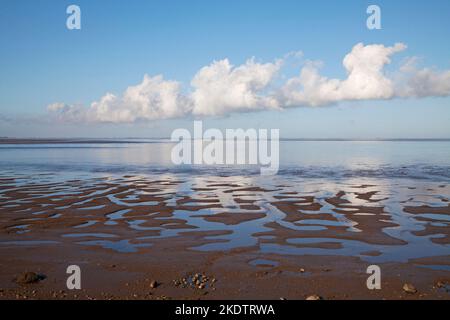 Gezeitenschlamm- und Wasserkanäle, Snettisham RSPB Reserve, The Wash, Norfolk, England, Großbritannien, August 2018 Stockfoto