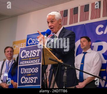 Tampa, Florida, USA. 7.. November 2022. 7. November 2022, Tampa, FL: Der demokratische Gouverneurskandidat Charlie Crist hält eine Kundgebung im Hauptquartier für die Kandidaten der Area Democratic, Casa Crist, ab. (Bild: © Dominic Gwinn/ZUMA Press Wire) Stockfoto