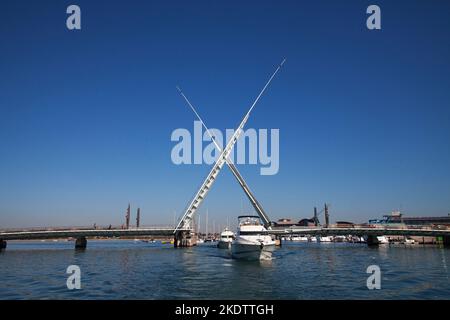 Motorboot, das unter der Twin Sails Bridge, Poole Harbour, Dorset, England, Großbritannien, September 2018 Stockfoto