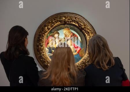 Alessandro Filipepi, genannt Sandro Botticelli (Florenz 1444/5-1510) Madonna des Magnificat Tempera, Öl und Gold auf Platte, Tundo Durchmesser: 24¾ in. (62,9 cm.) an der Wand bei Visionary: Die Paul G. Allen Collection wurde am 8. November 2022 in Christies New York Galleries im Rockefeller Center in New York, NY, präsentiert. Die Auktion soll vom 9. Bis 10. November 2022 stattfinden und hat einen Wert von mehr als $1 Milliarden Euro. Die Sammlung des Philanthropen Paul G. Allen, Mitbegründer von Microsoft, umfasst mehr als 150 Meisterwerke aus 500 Jahren Kunstgeschichte. Alle Erlöse gehen an die Philanthropie. (Foto Stockfoto