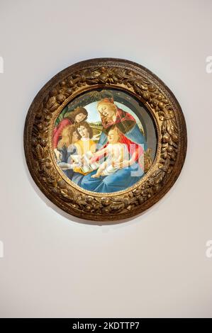 Alessandro Filipepi, genannt Sandro Botticelli (Florenz 1444/5-1510) Madonna des Magnificat Tempera, Öl und Gold auf Platte, Tundo Durchmesser: 24¾ in. (62,9 cm.) an der Wand bei Visionary: Die Paul G. Allen Collection wurde am 8. November 2022 in Christies New York Galleries im Rockefeller Center in New York, NY, präsentiert. Die Auktion soll vom 9. Bis 10. November 2022 stattfinden und hat einen Wert von mehr als $1 Milliarden Euro. Die Sammlung des Philanthropen Paul G. Allen, Mitbegründer von Microsoft, umfasst mehr als 150 Meisterwerke aus 500 Jahren Kunstgeschichte. Alle Erlöse gehen an die Philanthropie. (Foto Stockfoto