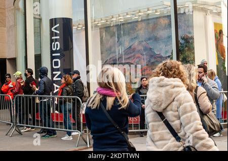 New York, USA. 08.. November 2022. Besucher von Visionary: The Paul G. Allen Collection werden am 8. November 2022 in Christie's New York Galleries im Rockefeller Center in New York, NY, präsentiert. Die Auktion soll vom 9. Bis 10. November 2022 stattfinden und hat einen Wert von mehr als $1 Milliarden Euro. Die Sammlung des Philanthropen Paul G. Allen, Mitbegründer von Microsoft, umfasst mehr als 150 Meisterwerke aus 500 Jahren Kunstgeschichte. Alle Erlöse gehen an die Philanthropie. (Foto: TJ Roth/Sipa USA) Quelle: SIPA USA/Alamy Live News Stockfoto