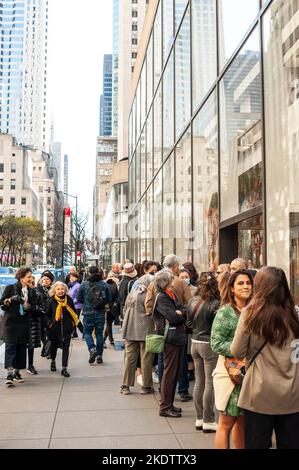 New York, USA. 08.. November 2022. Besucher von Visionary: The Paul G. Allen Collection werden am 8. November 2022 in Christie's New York Galleries im Rockefeller Center in New York, NY, präsentiert. Die Auktion soll vom 9. Bis 10. November 2022 stattfinden und hat einen Wert von mehr als $1 Milliarden Euro. Die Sammlung des Philanthropen Paul G. Allen, Mitbegründer von Microsoft, umfasst mehr als 150 Meisterwerke aus 500 Jahren Kunstgeschichte. Alle Erlöse gehen an die Philanthropie. (Foto: TJ Roth/Sipa USA) Quelle: SIPA USA/Alamy Live News Stockfoto