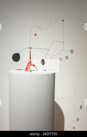 Alexander Calder (1898-1976) ohne Titel bewegliches Blech, Draht und Farbe stehend 22 1/2 x 34 x 5 Zoll (57,2 x 86,4 x 12,7 cm.) Ausgeführt um 1942 Schätzung von 2.500.000 - 3.500.000 USD im Visionary: The Paul G. Allen Collection präsentiert in Christie's New York Galleries im Rockefeller Center in New York, NY am 8. November 2022. Die Auktion soll vom 9. Bis 10. November 2022 stattfinden und hat einen Wert von mehr als $1 Milliarden Euro. Die Sammlung des Philanthropen Paul G. Allen, Mitbegründer von Microsoft, umfasst mehr als 150 Meisterwerke aus 500 Jahren Kunstgeschichte. Alle Erlöse gehen Stockfoto