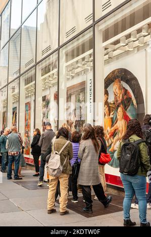 New York, USA. 08.. November 2022. Besucher von Visionary: The Paul G. Allen Collection werden am 8. November 2022 in Christie's New York Galleries im Rockefeller Center in New York, NY, präsentiert. Die Auktion soll vom 9. Bis 10. November 2022 stattfinden und hat einen Wert von mehr als $1 Milliarden Euro. Die Sammlung des Philanthropen Paul G. Allen, Mitbegründer von Microsoft, umfasst mehr als 150 Meisterwerke aus 500 Jahren Kunstgeschichte. Alle Erlöse gehen an die Philanthropie. (Foto: TJ Roth/Sipa USA) Quelle: SIPA USA/Alamy Live News Stockfoto