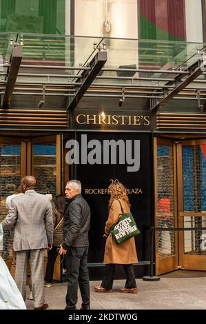 New York, USA. 08.. November 2022. Besucher von Visionary: The Paul G. Allen Collection werden am 8. November 2022 in Christie's New York Galleries im Rockefeller Center in New York, NY, präsentiert. Die Auktion soll vom 9. Bis 10. November 2022 stattfinden und hat einen Wert von mehr als $1 Milliarden Euro. Die Sammlung des Philanthropen Paul G. Allen, Mitbegründer von Microsoft, umfasst mehr als 150 Meisterwerke aus 500 Jahren Kunstgeschichte. Alle Erlöse gehen an die Philanthropie. (Foto: TJ Roth/Sipa USA) Quelle: SIPA USA/Alamy Live News Stockfoto