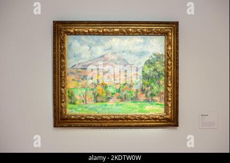 Paul Cezanne (1839-1906) La Montagne Sainte-Victoire Öl auf Leinwand 25? X 31? Zoll (65,2 x 81,2 cm.) Gemalt in 1888-1890At Visionär: Die Paul G. Allen Collection präsentiert in Christie's New York Galleries im Rockefeller Center in New York, NY am 8. November 2022. Die Auktion soll vom 9. Bis 10. November 2022 stattfinden und hat einen Wert von mehr als $1 Milliarden Euro. Die Sammlung des Philanthropen Paul G. Allen, Mitbegründer von Microsoft, umfasst mehr als 150 Meisterwerke aus 500 Jahren Kunstgeschichte. Alle Erlöse gehen an die Philanthropie. (Foto von TJ Roth/Sipa USA) Stockfoto