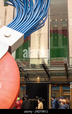 New York, USA. 08.. November 2022. Besucher von Visionary: The Paul G. Allen Collection werden am 8. November 2022 in Christie's New York Galleries im Rockefeller Center in New York, NY, präsentiert. Die Auktion soll vom 9. Bis 10. November 2022 stattfinden und hat einen Wert von mehr als $1 Milliarden Euro. Die Sammlung des Philanthropen Paul G. Allen, Mitbegründer von Microsoft, umfasst mehr als 150 Meisterwerke aus 500 Jahren Kunstgeschichte. Alle Erlöse gehen an die Philanthropie. (Foto: TJ Roth/Sipa USA) Quelle: SIPA USA/Alamy Live News Stockfoto